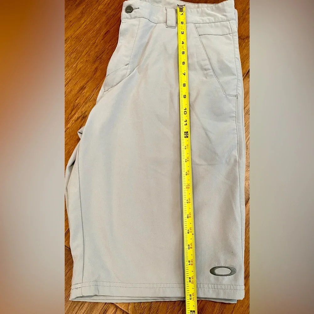Oakley‎ Men's Light Gray Performance Flat-Front Shorts